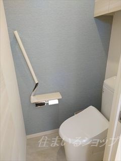 トイレ　シャワートイレ・手すり・収納あり