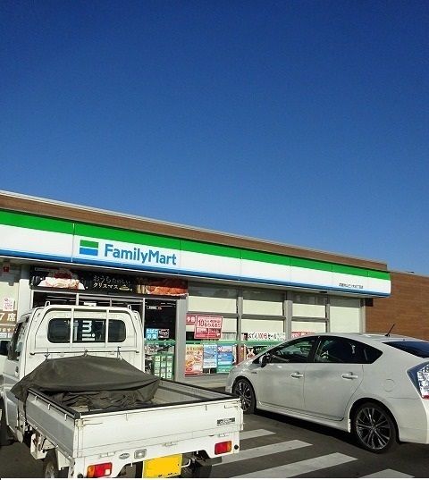 コンビニ　ファミリーマート（コンビニ）まで450m