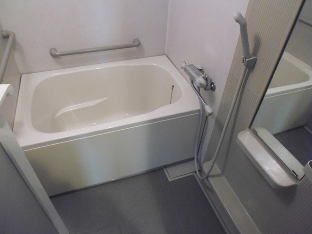 バス・シャワールーム　大きな鏡付きのバスルームです！