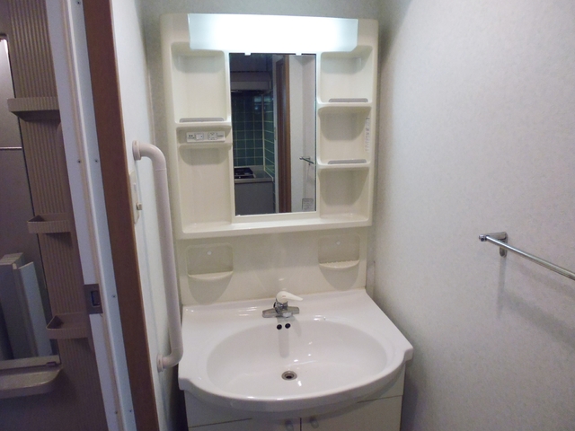 洗面設備　大きな独立洗面台もあります。