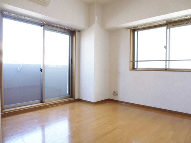 居室・リビング　東側にも窓があります☆