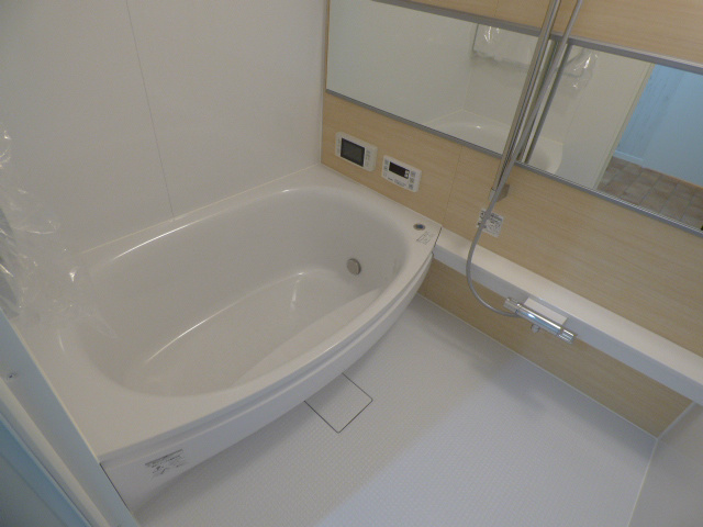 バス・シャワールーム　ワイドミラーと横ラインを揃えた美しいストレートカウンターがラ