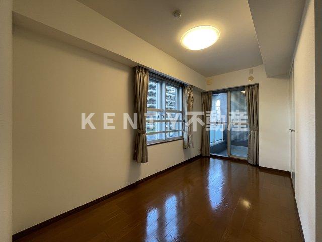 その他部屋・スペース　落ち着いた色調の寝室です