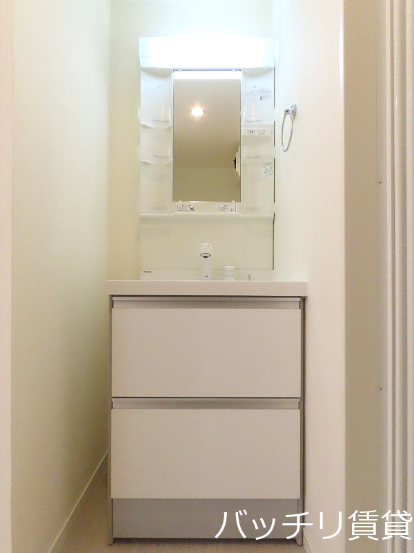 洗面設備　画像は別号室の為、現状優先となります。