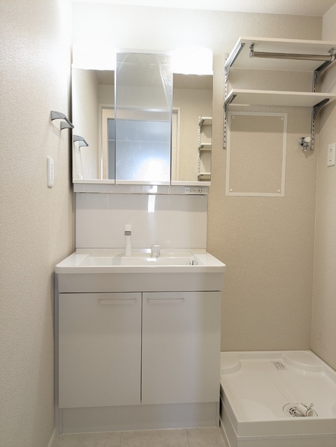 洗面設備　朝の支度に便利なシャワー付き洗面化粧台