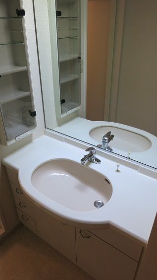 洗面設備　ゆったりとスペースのある洗面所