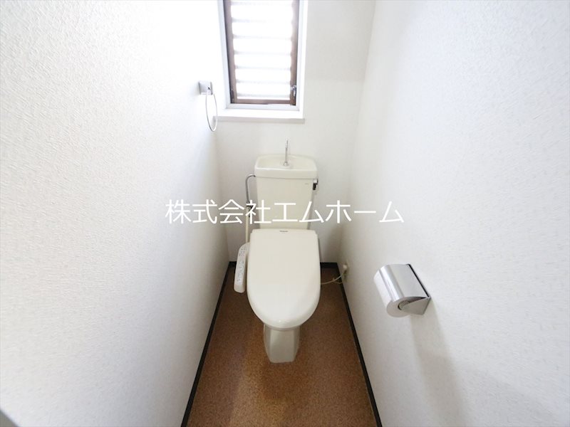 トイレ　温水洗浄暖房便座付トイレ　窓付（換気良好）