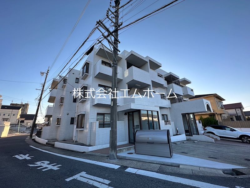 建物外観　外観　敷地内平面駐車場
