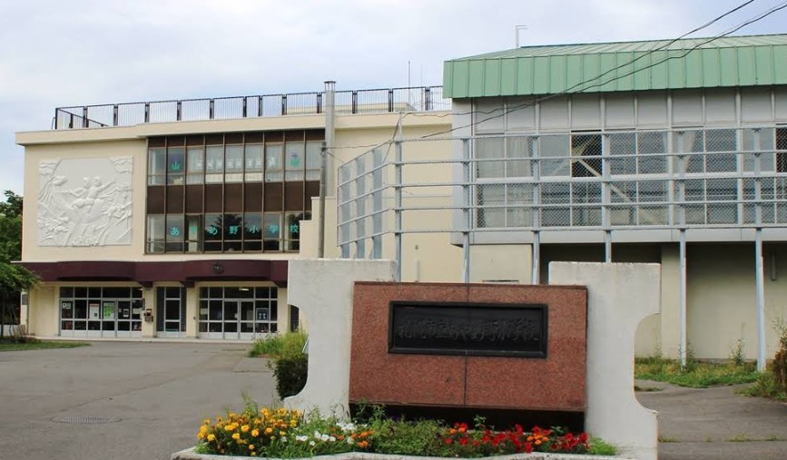 小学校　札幌市立あやめ野小学校（小学校）まで969m