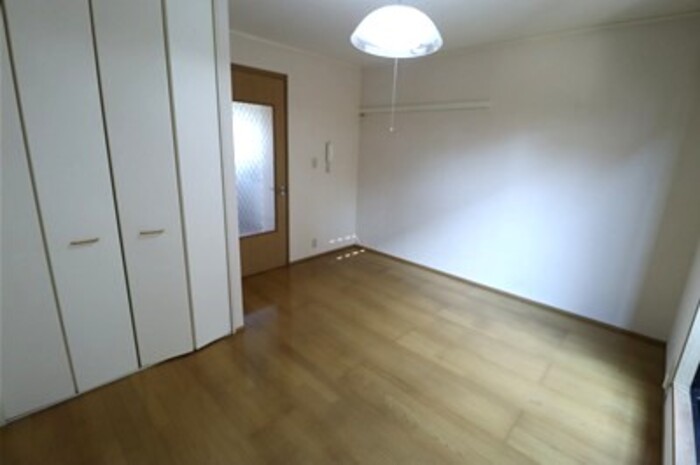 居室・リビング　こちらのリビングで趣味の時間をお楽しみください