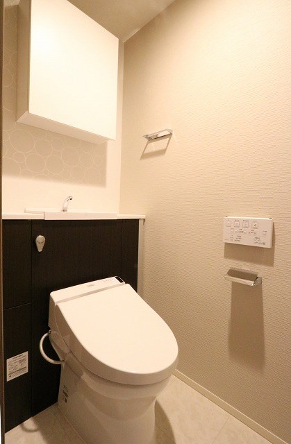 トイレ　洗浄機能付き暖房便座