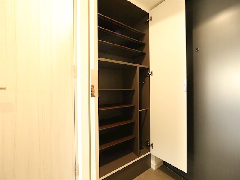 玄関　玄関　シューズボックス付（収納充実してます）