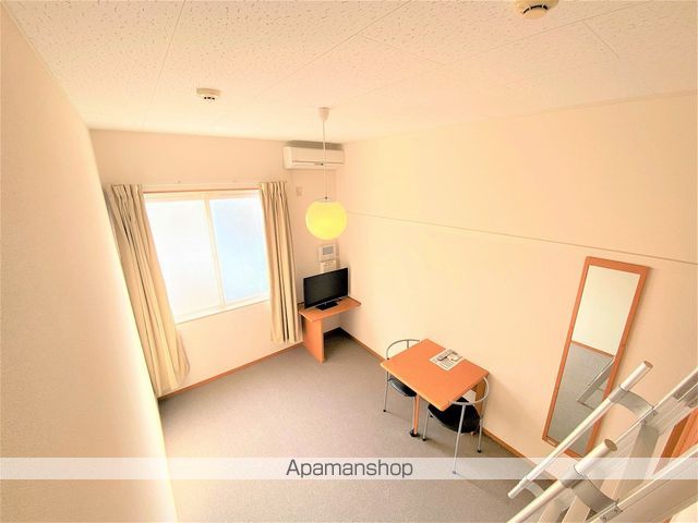 レオパレスエムの居間写真