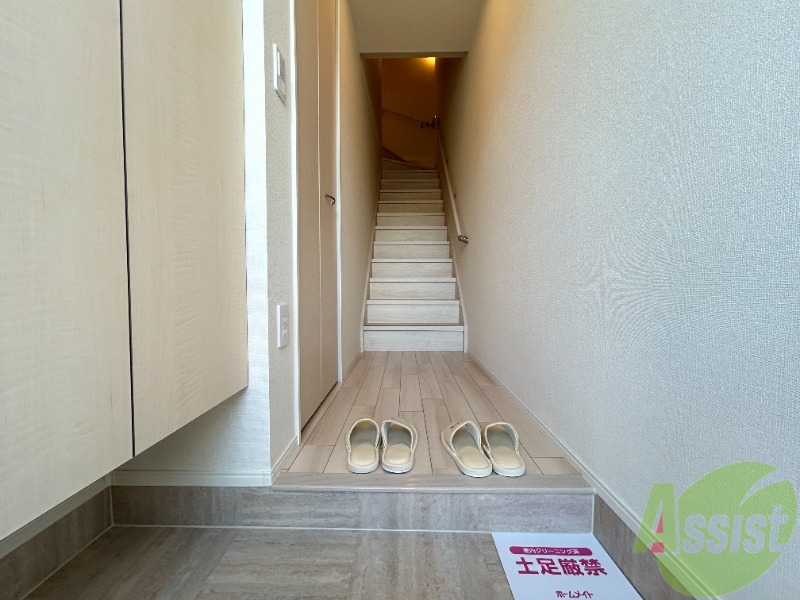 玄関　玄関は敷居が高くなく靴の着脱がしやすそうです。