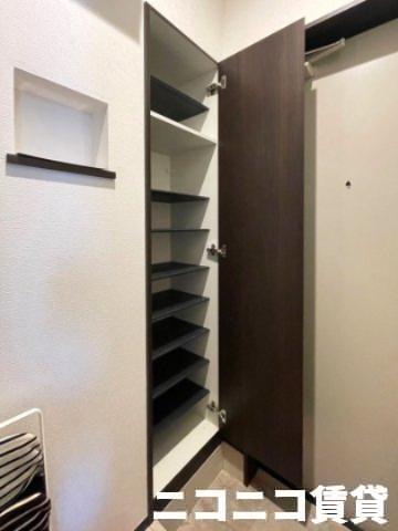 玄関　モデルルームの写真のため、現状を優先致します。