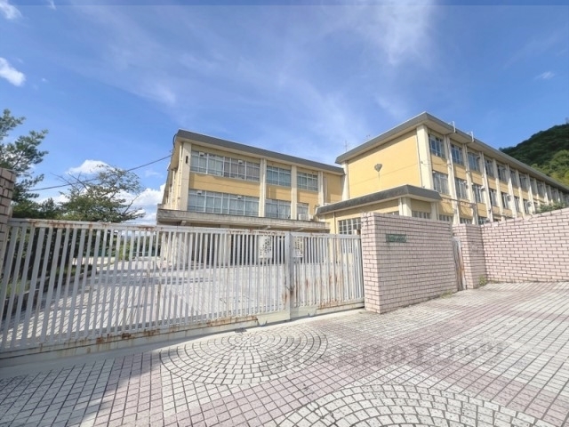 中学校　春日丘中学校（中学校）まで440m