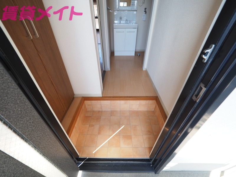 玄関　同物件別部屋写真