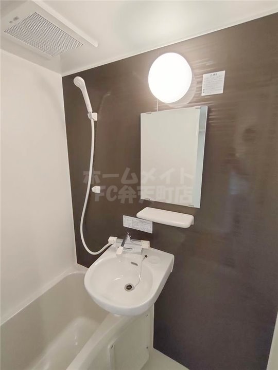 洗面設備　明るい洗面所です