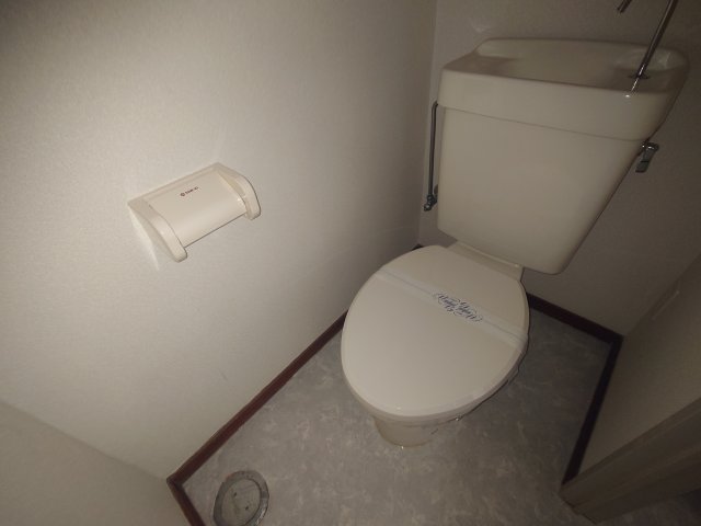 トイレ　同物件別号室のものです。