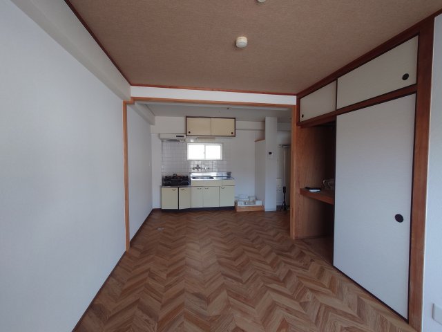 居室・リビング　同物件別号室のものです。