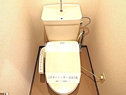 トイレ　温水洗浄便座です。