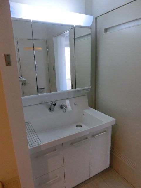 洗面設備　３面鏡洗面台がある脱衣所