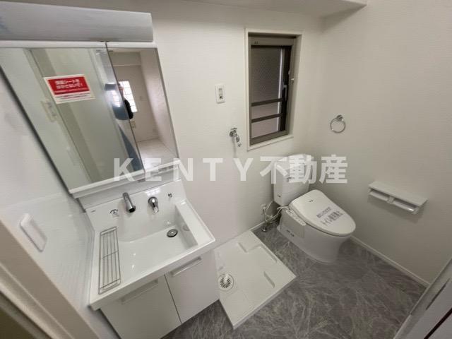 洗面設備　明るい洗面所です