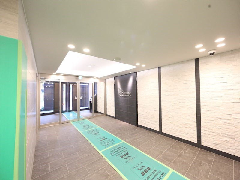 エントランス　エントランス　オートロック付　防犯カメラ有り