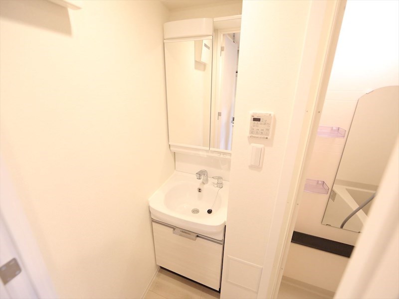 洗面設備　脱衣所　独立洗面台（シャンプードレッサー付）収納スペース有