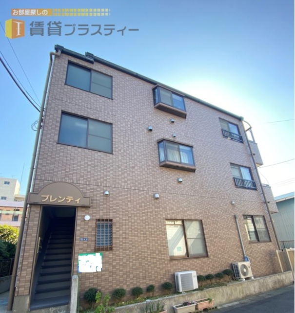 建物外観　大通りから１本入った静かな環境。廻るお寿司屋さんも近いです