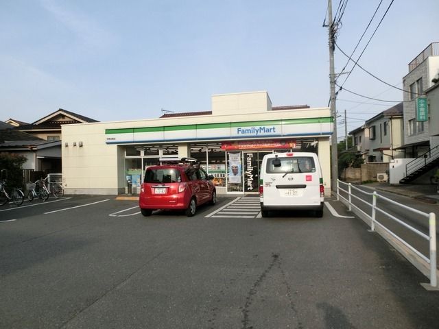 コンビニ　ファミリーマート（コンビニ）まで269m