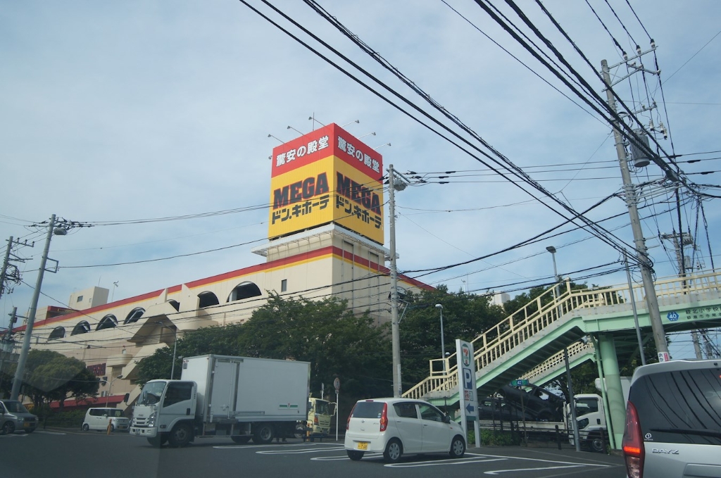 ショッピングセンター　MEGAドン・キホーテ綾瀬店（ショッピングセンター）まで418m