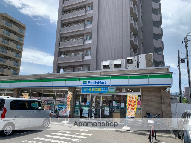 コンビニ　ファミリーマート（コンビニ）まで273m