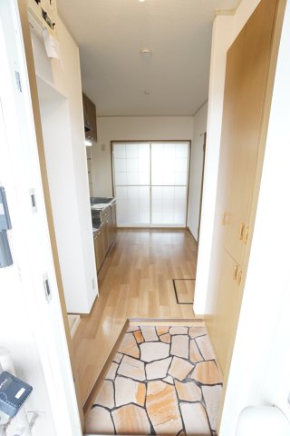 玄関　※同物件・同タイプの写真です。