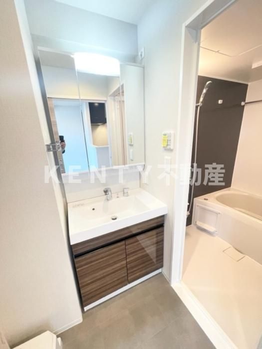 洗面設備　明るい洗面所です