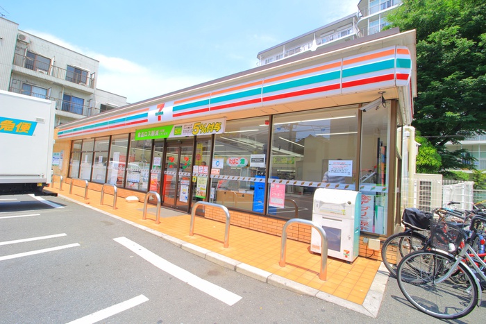 コンビニ　セブン板橋前野町1丁目店（コンビニ）まで555m