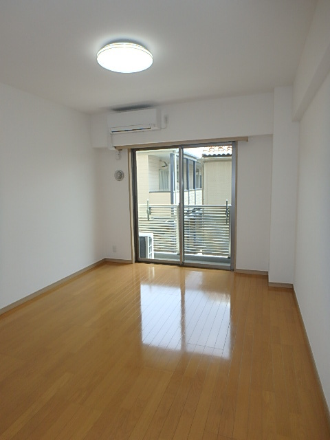 居室・リビング　天井が高く開放感あります