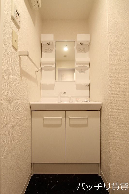 洗面設備　画像は別号室イメージの為、現況を優先いたします。