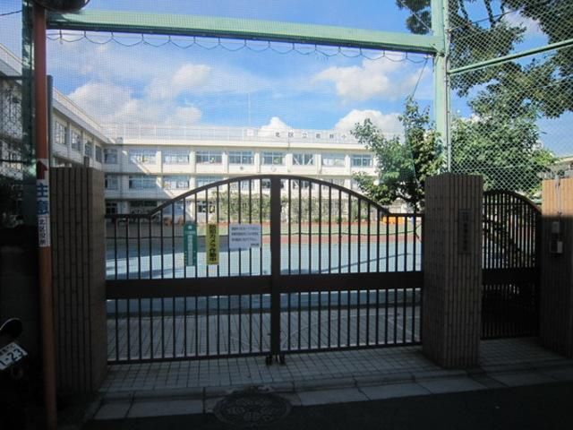 小学校　北区立岩淵小学校（小学校）まで498m