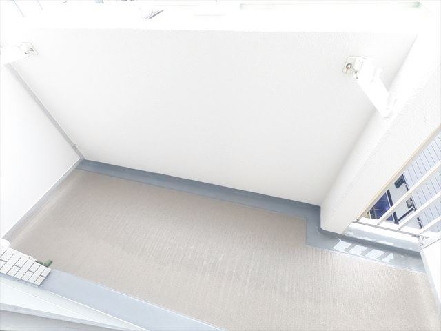 バルコニー　東向きで日当り良好、広いバルコニー