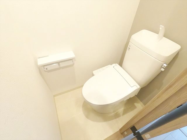 トイレ　ウォシュレット付きの綺麗なトイレに交換済み