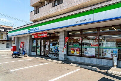 コンビニ　ファミリーマート札幌北35条東1丁目店（コンビニ）まで301m