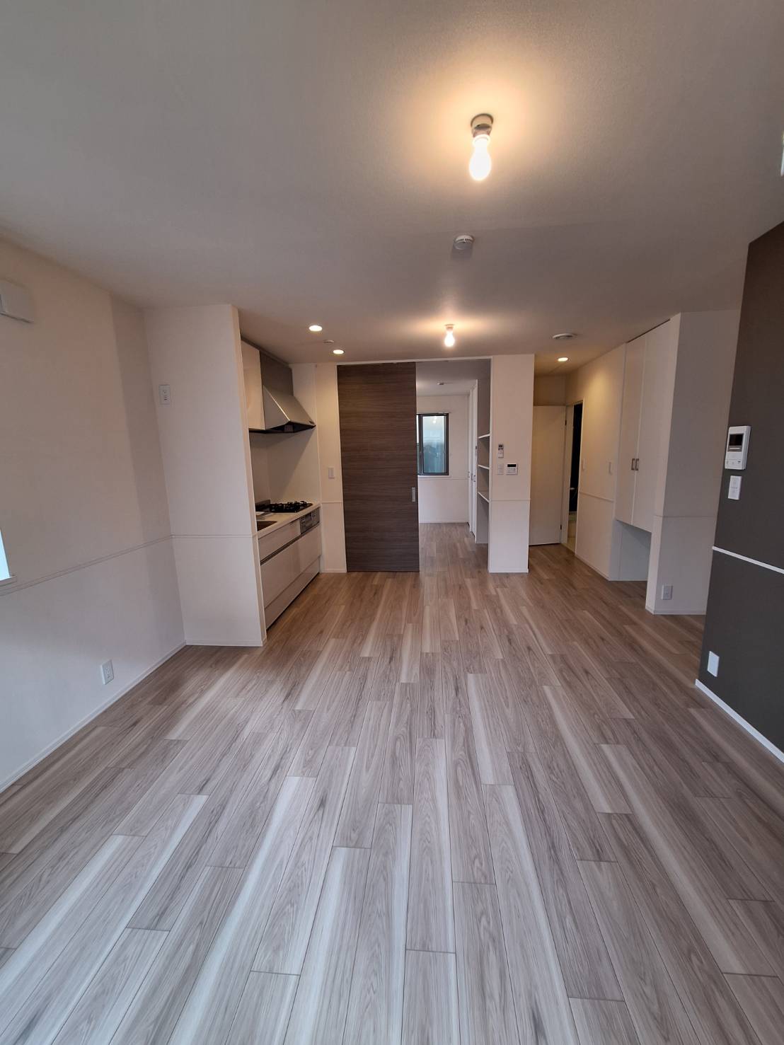 居室・リビング　★明るいフローリングの角部屋です★