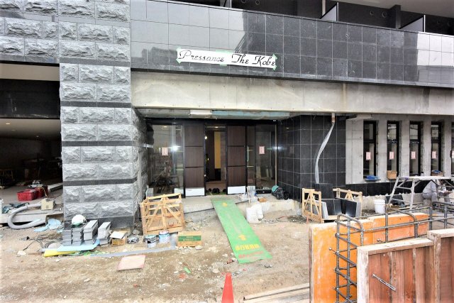 エントランス　写真は工事中のものです。現在は完成しています。