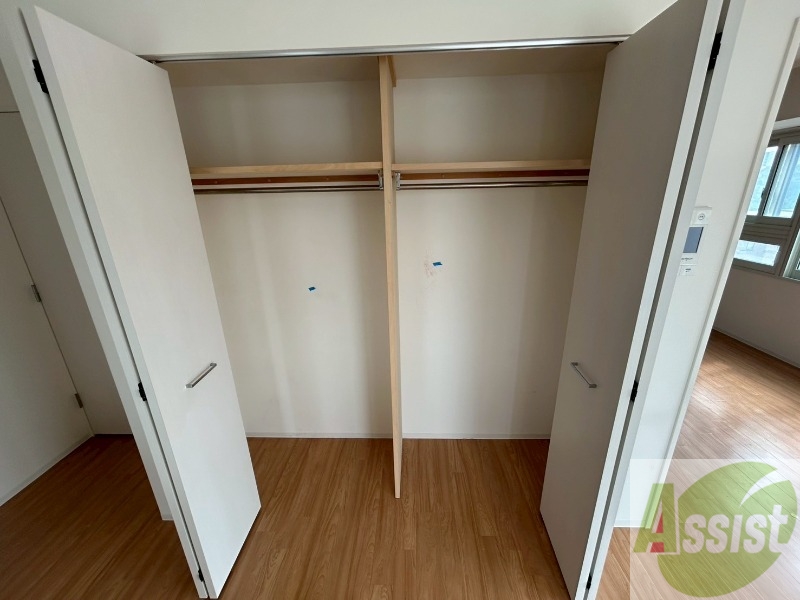 収納　クローゼットを開けてみました。奥行きがありますね。