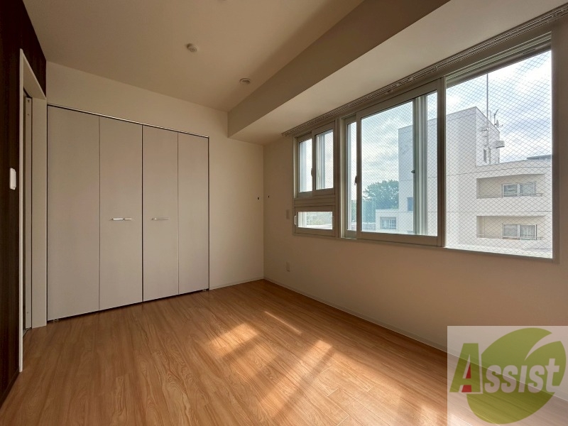 その他部屋・スペース　洋室を撮影しました。日射しがあり明るい印象。