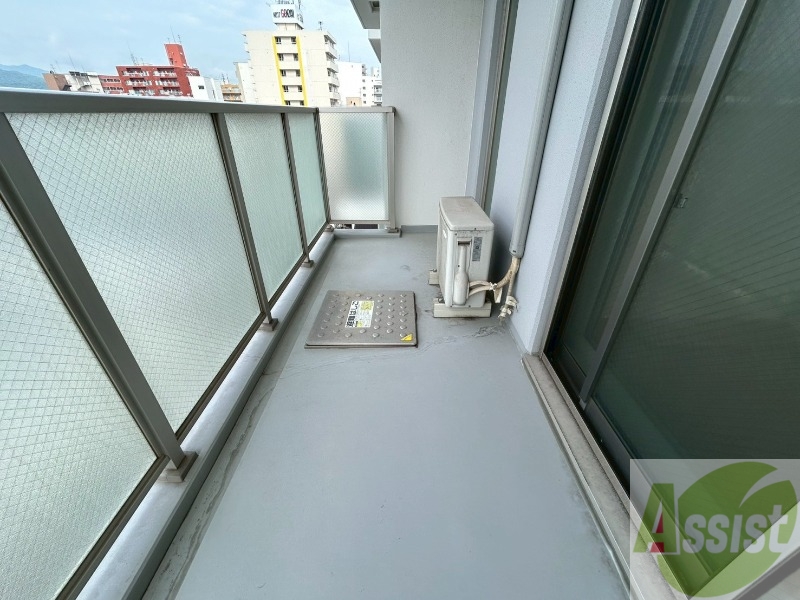 バルコニー　バルコニーは幅があり、広い印象を受けました。