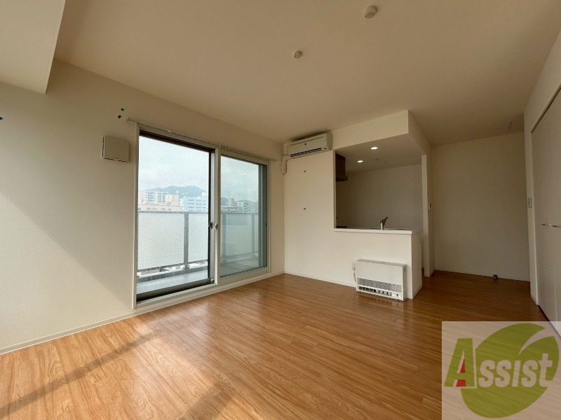 居室・リビング　白さが清潔感を出してくれます。お部屋も明るいですね。