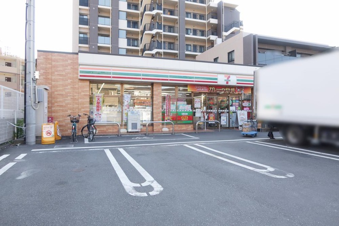 コンビニ　セブンイレブン（コンビニ）まで358m