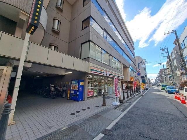 コンビニ　セブンイレブン市川本八幡駅南口店（コンビニ）まで121m